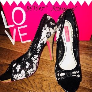 Betsey Johnson Vintage Floral Style Heels 6